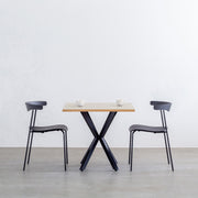 Kanademonoリノリウム Mushroomのスクエア天板とデザイン性の高いXラインの脚を組み合わせたカフェテーブルの使用2