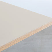 Kanademonoリノリウム Mushroomのスクエア天板とデザイン性の高いXラインの脚を組み合わせたカフェテーブルの天板（天板寄り）