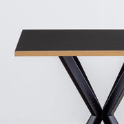 Kanademonoリノリウム Neroのスクエア天板とデザイン性の高いXラインの脚を組み合わせたカフェテーブル（天板と脚）
