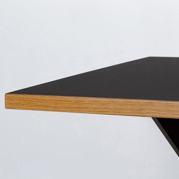 Kanademonoリノリウム Neroのスクエア天板とデザイン性の高いXラインの脚を組み合わせたカフェテーブル（天板厚み）
