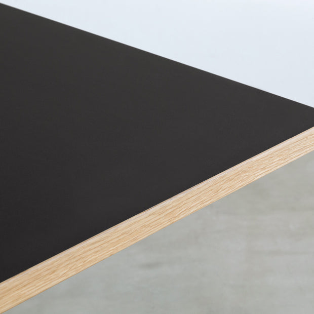Kanademonoリノリウム Neroのスクエア天板とデザイン性の高いXラインの脚を組み合わせたカフェテーブル(天板寄り)