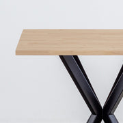 Kanademonoラバーウッド・アッシュのスクエア天板とデザイン性の高いXラインの脚を組み合わせたカフェテーブル（天板と脚）