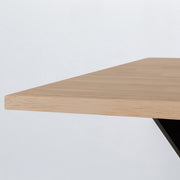 Kanademonoラバーウッド・アッシュのスクエア天板とデザイン性の高いXラインの脚を組み合わせたカフェテーブル（天板厚み）