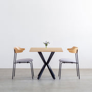 Kanademonoラバーウッド・アッシュのスクエア天板とデザイン性の高いXラインの脚を組み合わせたカフェテーブルの使用例2