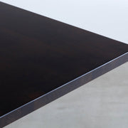 Kanademonoラバーウッド・BlackBrownのスクエア天板とデザイン性の高いXラインの脚を組み合わせたカフェテーブルの天板（木目）