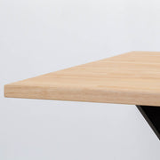 Kanademonoラバーウッド・ナチュラルのスクエア天板とデザイン性の高いXラインの脚を組み合わせたカフェテーブルの天板（厚み）