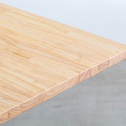 Kanademonoラバーウッド・ナチュラルのスクエア天板とデザイン性の高いXラインの脚を組み合わせたカフェテーブルの天板（木目）