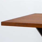 Kanademonoラバーウッド・TeakBrownのスクエア天板とデザイン性の高いXラインの脚を組み合わせたカフェテーブルの天板（厚み）