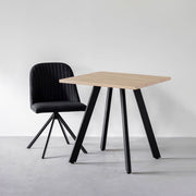 かなでもののラバーウッド材のスクエア天板Ashとマットブラックの4pinアイアン脚を組み合わせたすっきりとしたデザインのカフェテーブルと椅子