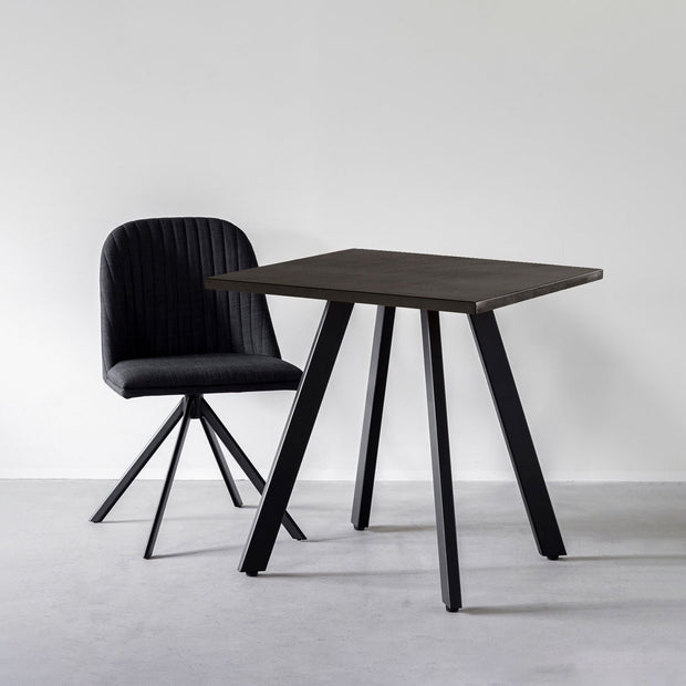かなでもののラバーウッド材のスクエア天板BlackBrownとマットブラックの4pinアイアン脚を組み合わせたすっきりとしたデザインのカフェテーブルと椅子