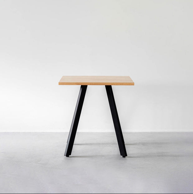 かなでもののラバーウッド材のスクエア天板Naturalとマットブラックの4pinアイアン脚を組み合わせたすっきりとしたデザインのカフェテーブル（正面）