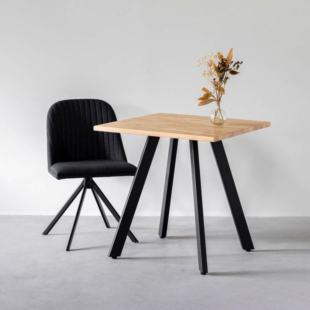 かなでもののラバーウッド材のスクエア天板Naturalとマットブラックの4pinアイアン脚を組み合わせたすっきりとしたデザインのカフェテーブルと椅子