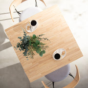 かなでもののラバーウッド材のスクエア天板Naturalとマットブラックの4pinアイアン脚を組み合わせたすっきりとしたデザインのカフェテーブルの使用例2