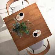 かなでもののラバーウッド材のスクエア天板TeakBrownとマットブラックの4pinアイアン脚を組み合わせたすっきりとしたデザインのカフェテーブルの使用例2