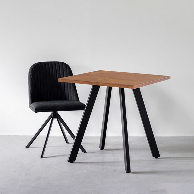かなでもののラバーウッド材のスクエア天板TeakBrownとマットブラックの4pinアイアン脚を組み合わせたすっきりとしたデザインのカフェテーブルと椅子