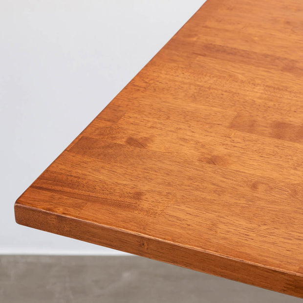 かなでもののラバーウッド材のスクエア天板TeakBrownとマットブラックの4pinアイアン脚を組み合わせたすっきりとしたデザインのカフェテーブルの天板1