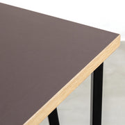 KANADEMONOのリノリウムMauve天板とブラックトライアングルピン4本を組み合わせた一辺100cmスクエア型のカフェテーブル（天板）