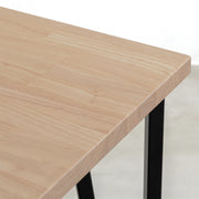 KANADEMONOのラバーウッドアッシュとブラックトライアングルピン4本を組み合わせた一辺100cmスクエア型のカフェテーブル（天板）