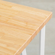 KANADEMONOのラバーウッドナチュラル天板とトライアングルStraightホワイト脚4本を組み合わせた100cmスクエア型のカフェテーブル（天板）
