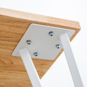 KANADEMONOのラバーウッドナチュラル天板とトライアングルStraightホワイト脚4本を組み合わせた80cmスクエア型のカフェテーブル（脚プレート部分）