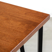 KANADEMONOのラバーウッドチークブラウンとブラックトライアングルピン4本を組み合わせた一辺80cmスクエア型のカフェテーブル（天板）