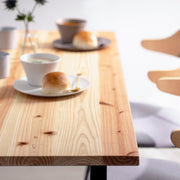 かなでものの杉無垢材とマットブラックのスクエア鉄脚を使用したシンプルモダンなデザインのテーブルの使用例5
