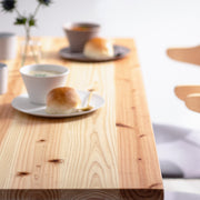 Kanademonoの杉無垢天板とマットクリア塗装仕上げのスクエア型鉄脚を組み合わせたテーブルの使用例3