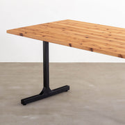 かなでものの杉無垢材とマットブラックのI型の鉄脚を使用したシンプルモダンなデザインのテーブル（斜め）