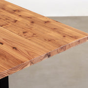 かなでものの杉無垢材とマットブラックのI型の鉄脚を使用したシンプルモダンなデザインのテーブル（天板・クローズアップ）
