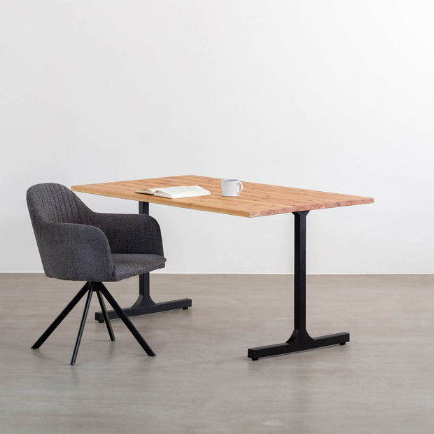かなでものの杉無垢材とマットブラックのI型の鉄脚を使用したシンプルモダンなデザインのテーブルの使用例2