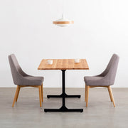かなでものの杉無垢材とマットブラックのI型の鉄脚を使用したシンプルモダンなデザインのテーブルの使用例1