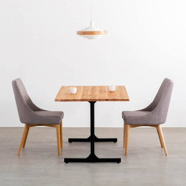 かなでものの杉無垢材とマットブラックのI型の鉄脚を使用したシンプルモダンなデザインのテーブルの使用例1