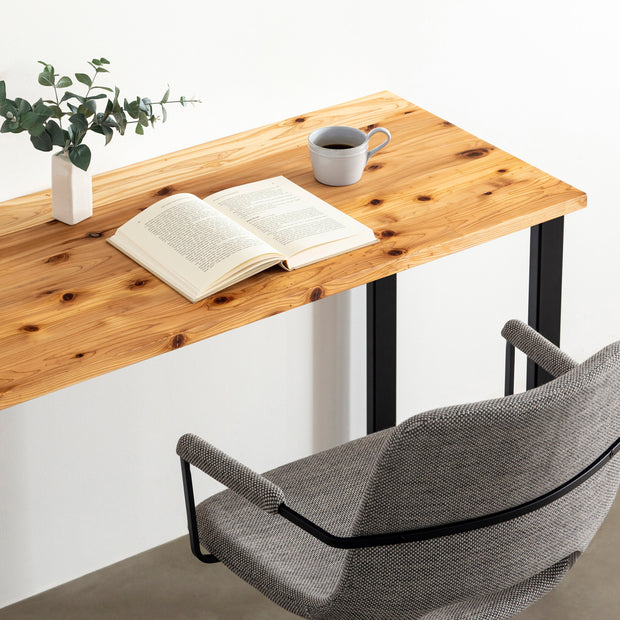 かなでものの杉無垢材とマットブラックのレクタングル鉄脚を使用したシンプルモダンなデザインのテーブルの使用例2
