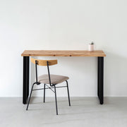 かなでものの杉無垢材とマットブラックのレクタングル鉄脚を使用したシンプルモダンなデザインのテーブルと椅子