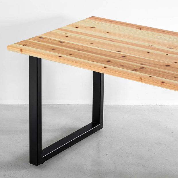 かなでものの杉無垢材の天板とスクエア鉄脚を組み合わせたシンプルモダンなテーブル（斜め）