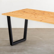 かなでものの杉無垢材とマットブラックのトラペゾイド鉄脚を使用したシンプルモダンなデザインのテーブル（斜め）