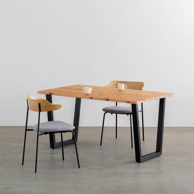 かなでものの杉無垢材とマットブラックのトラペゾイド鉄脚を使用したシンプルモダンなデザインのテーブルの使用例1