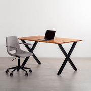 かなでものの杉無垢材とマットブラックのX型の鉄脚を使用したシンプルモダンなデザインのテーブルの使用例2