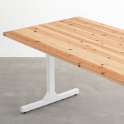 かなでものの杉無垢材とホワイトのIラインの鉄脚を組み合わせたシンプルモダンなテーブル（斜め）