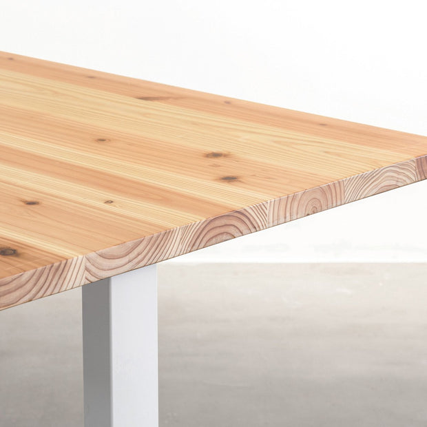 かなでものの杉無垢材とホワイトのIラインの鉄脚を組み合わせたシンプルモダンなテーブル（天板クローズ）