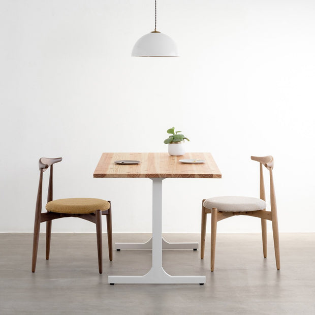 かなでものの杉無垢材とホワイトのIラインの鉄脚を組み合わせたシンプルモダンなテーブルの使用例1