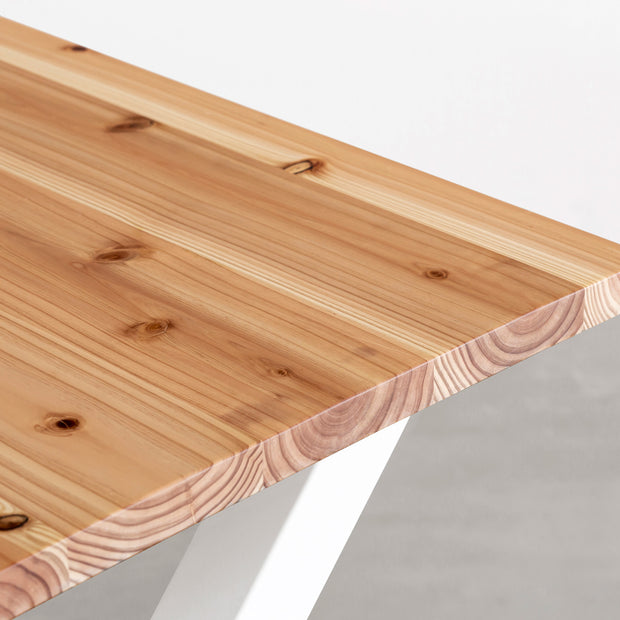 かなでものの杉無垢材とホワイトのXラインの鉄脚を組み合わせたシンプルモダンなテーブル（斜め）