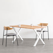 かなでものの杉無垢材とホワイトのXラインの鉄脚を組み合わせたシンプルモダンなテーブル使用例2