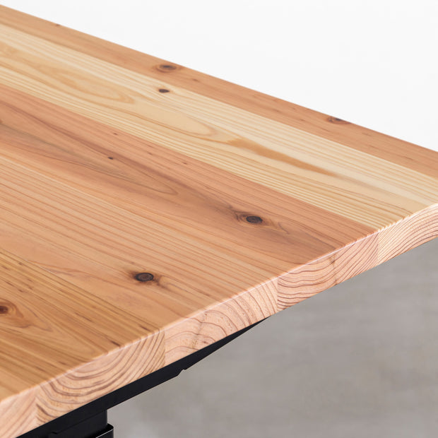 Kanademonoの温もりのある杉無垢材天板にブラックの電動昇降脚を組み合わせた、デザイン性も機能性もスマートなテーブル（角）