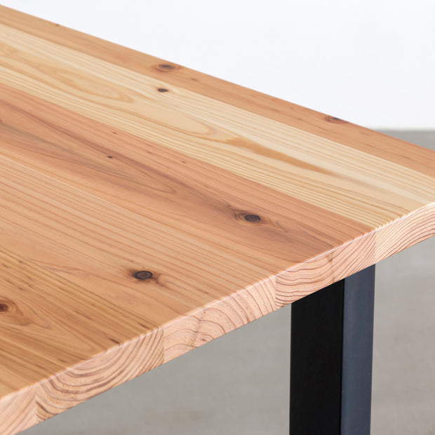 Kanademonoの杉無垢天板とマットクリア塗装仕上げのスクエア型鉄脚を組み合わせたテーブル（天板クローズ）