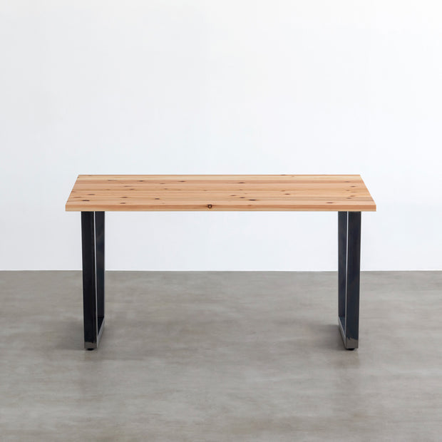Kanademonoの杉無垢天板とマットクリア塗装仕上げのXラインの鉄脚を組み合わせたテーブル（正面）