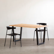 Kanademonoの杉無垢天板とマットクリア塗装仕上げのXラインの鉄脚を組み合わせたテーブル使用例1