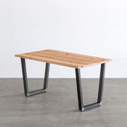 Kanademonoの杉無垢天板とマットクリア塗装仕上げのXラインの鉄脚を組み合わせたテーブル