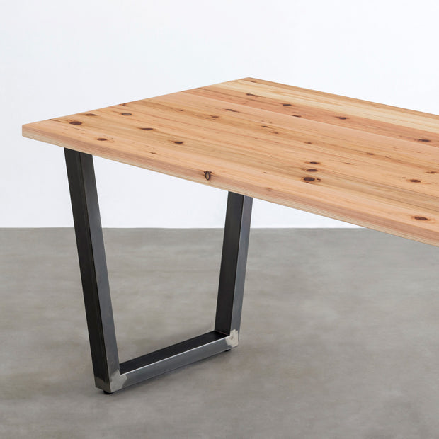 Kanademonoの杉無垢天板とマットクリア塗装仕上げのXラインの鉄脚を組み合わせたテーブル（斜め）