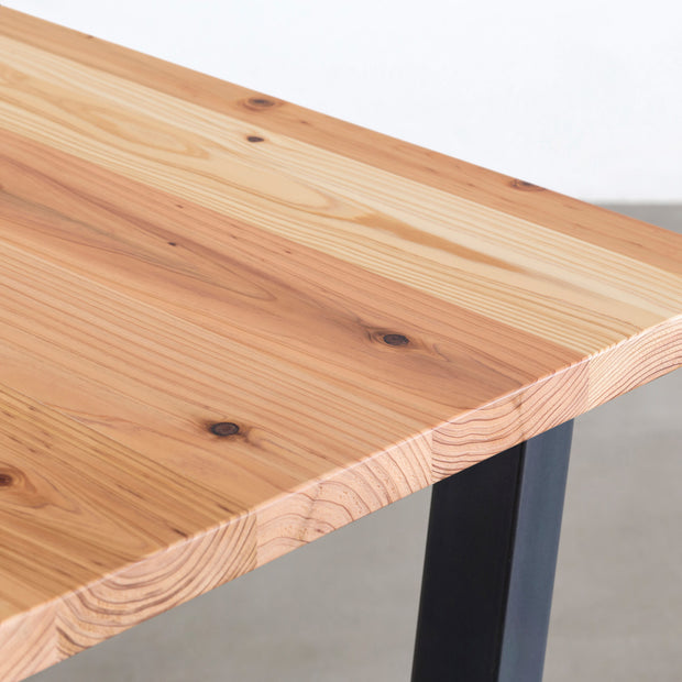 Kanademonoの杉無垢天板とマットクリア塗装仕上げのXラインの鉄脚を組み合わせたテーブル（天板クローズ）